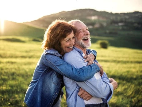 Couple sénior avec beaucoup de plaisirs