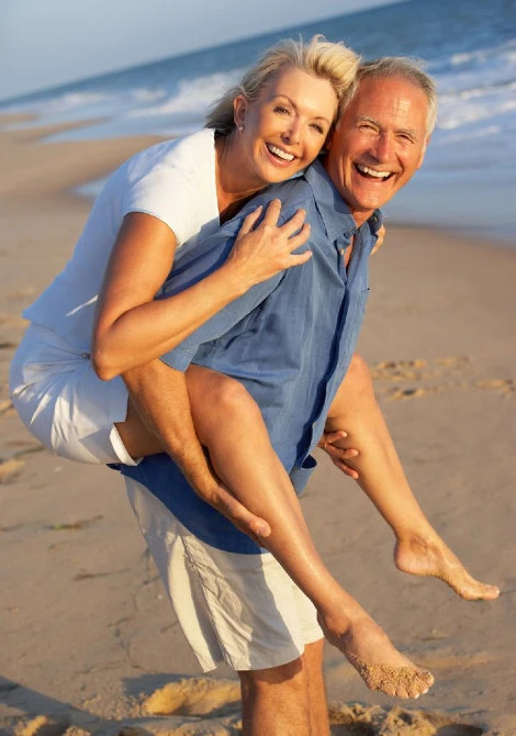 Couple heureux entrelassé